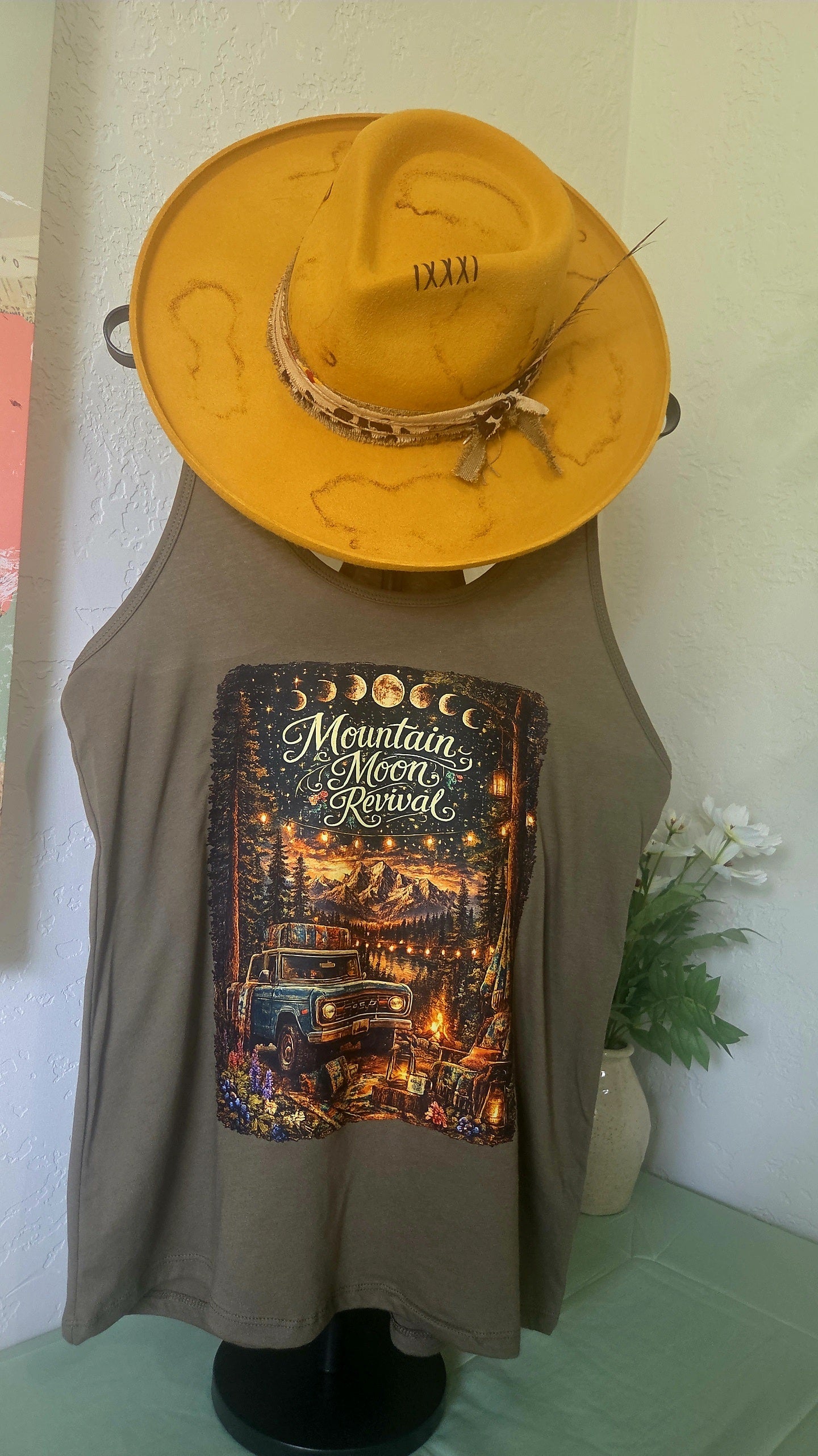 Mountain Moon Revival – Vintage Mountain Graphic Tank Top