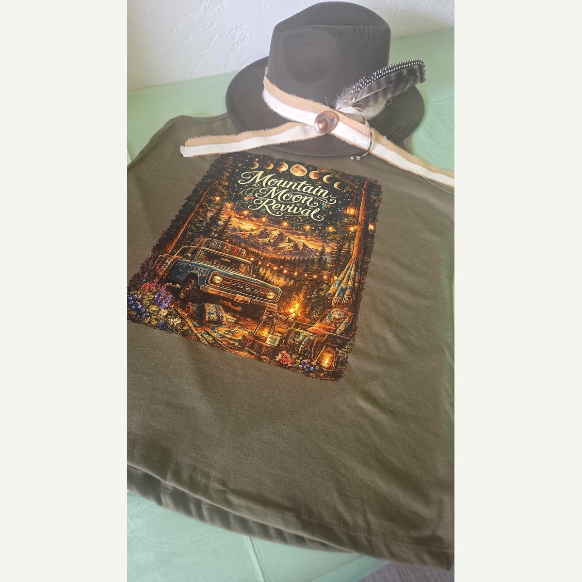 Mountain Moon Revival – Vintage Mountain Graphic Tank Top